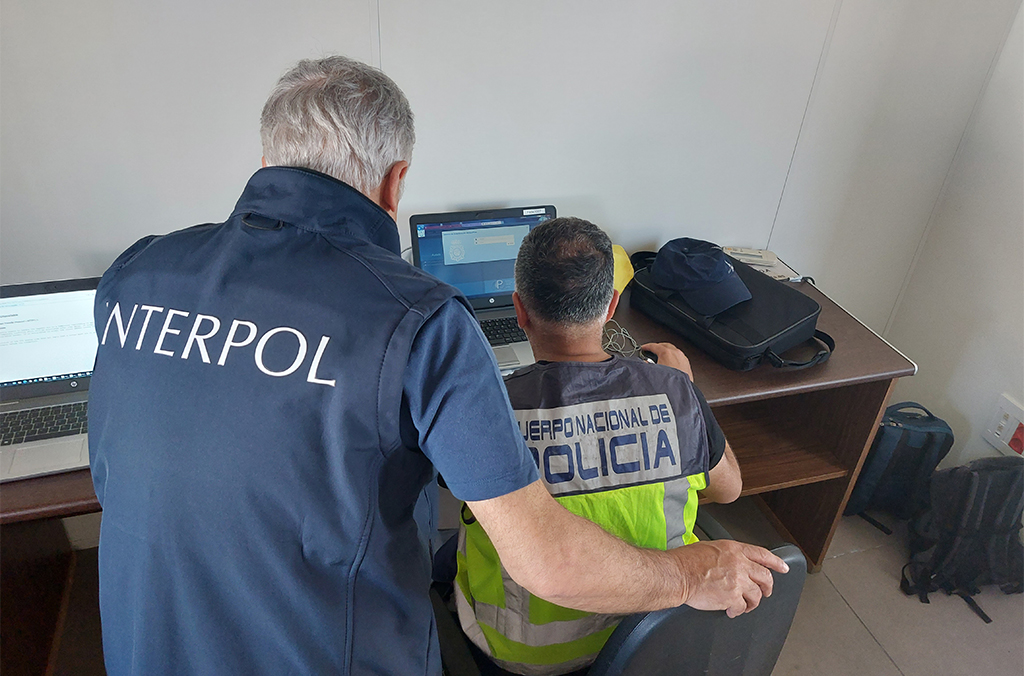 Agentes analizando documentos en terminal informático